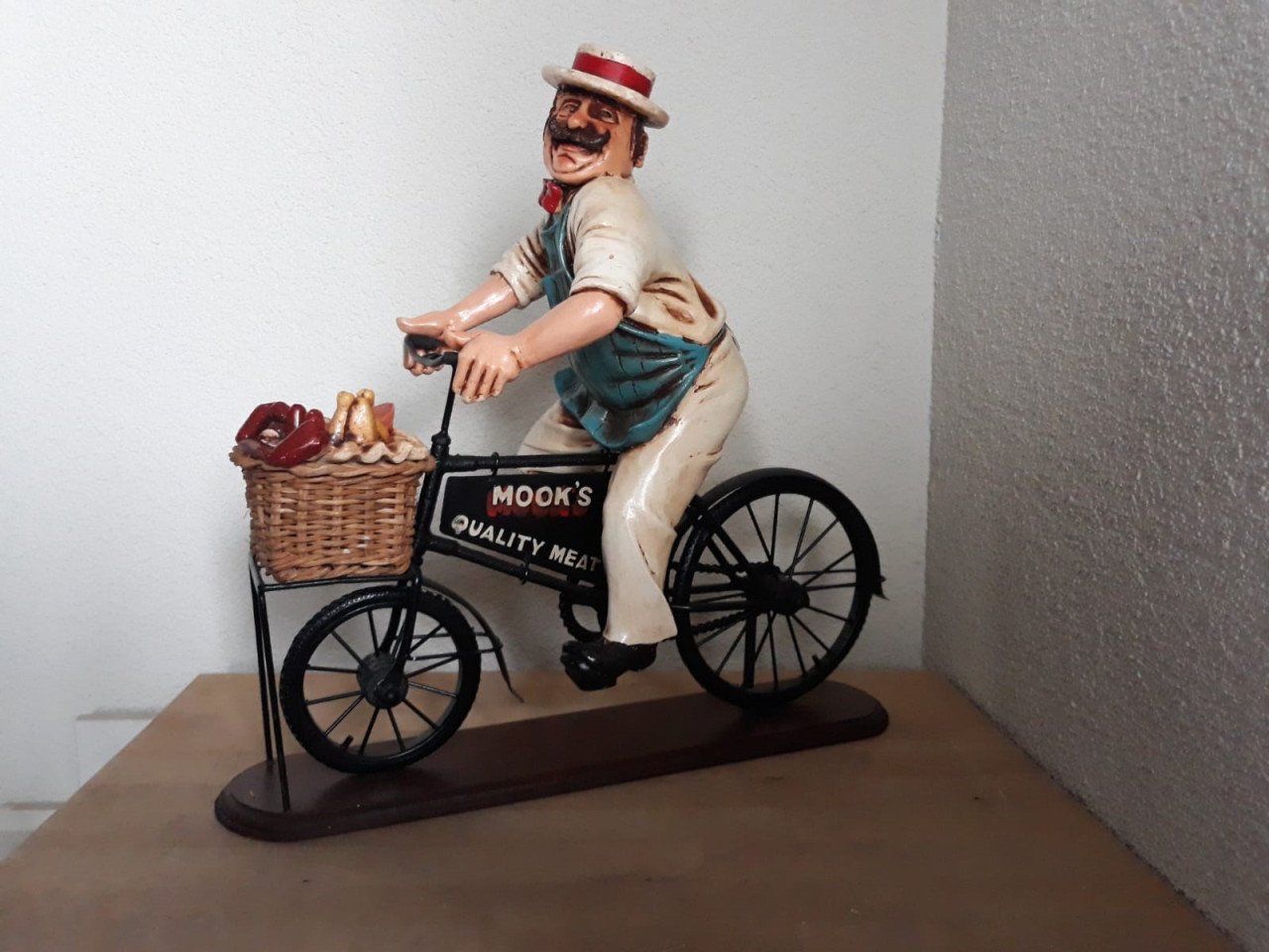 Witte tuinkabouter met zwarte zonnebril groot