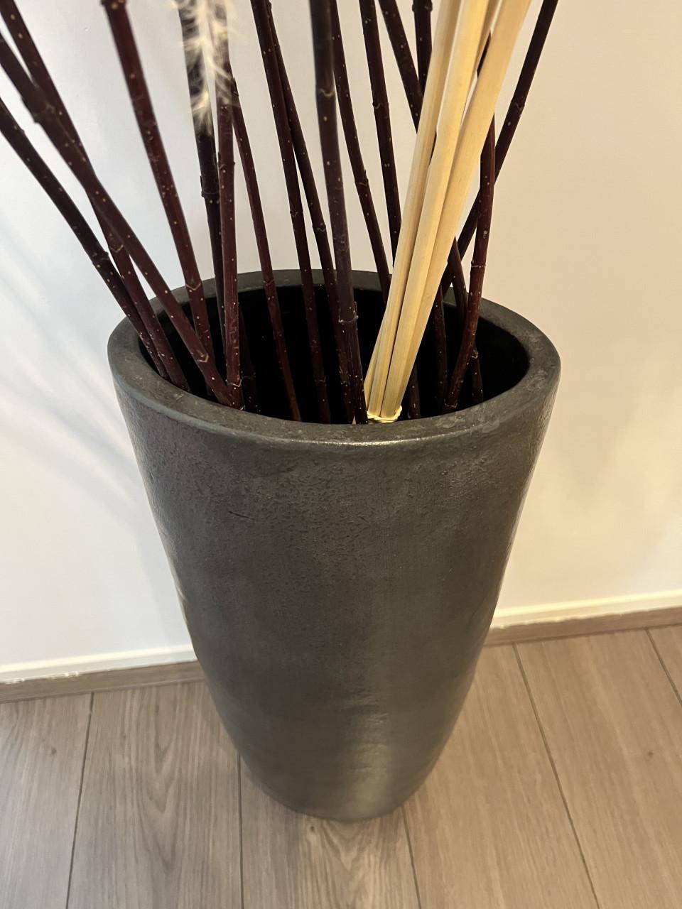 Hoge bloempot + pampaspluimen en siertakken