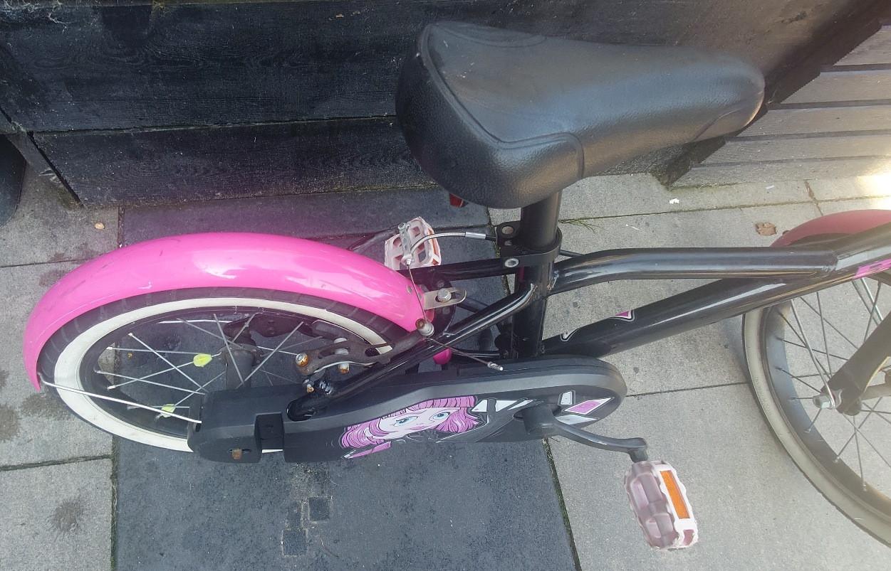 Meisjesfiets B'Twin Spy Hero roze zwart 16 inch met mandje
