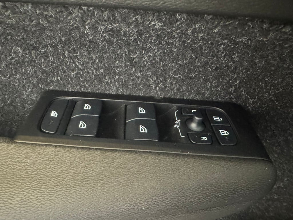 Volvo XC40 1.5 t4 recharge r-design expression