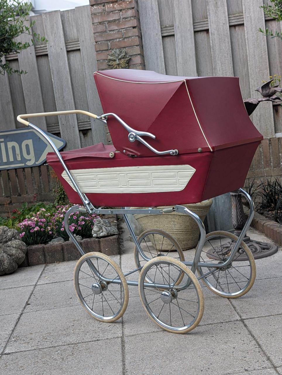 Vintage poppenwagen