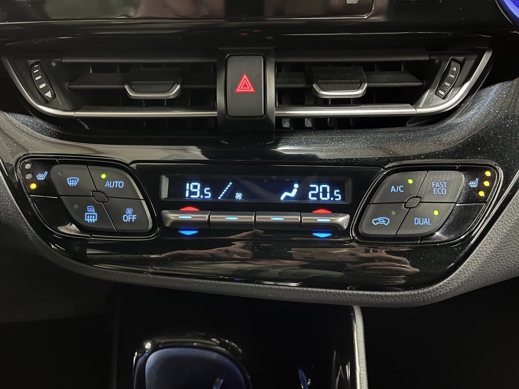 Toyota C-hr 1.8 hybrid bi-tone plus | leer | camera | trekhaak |