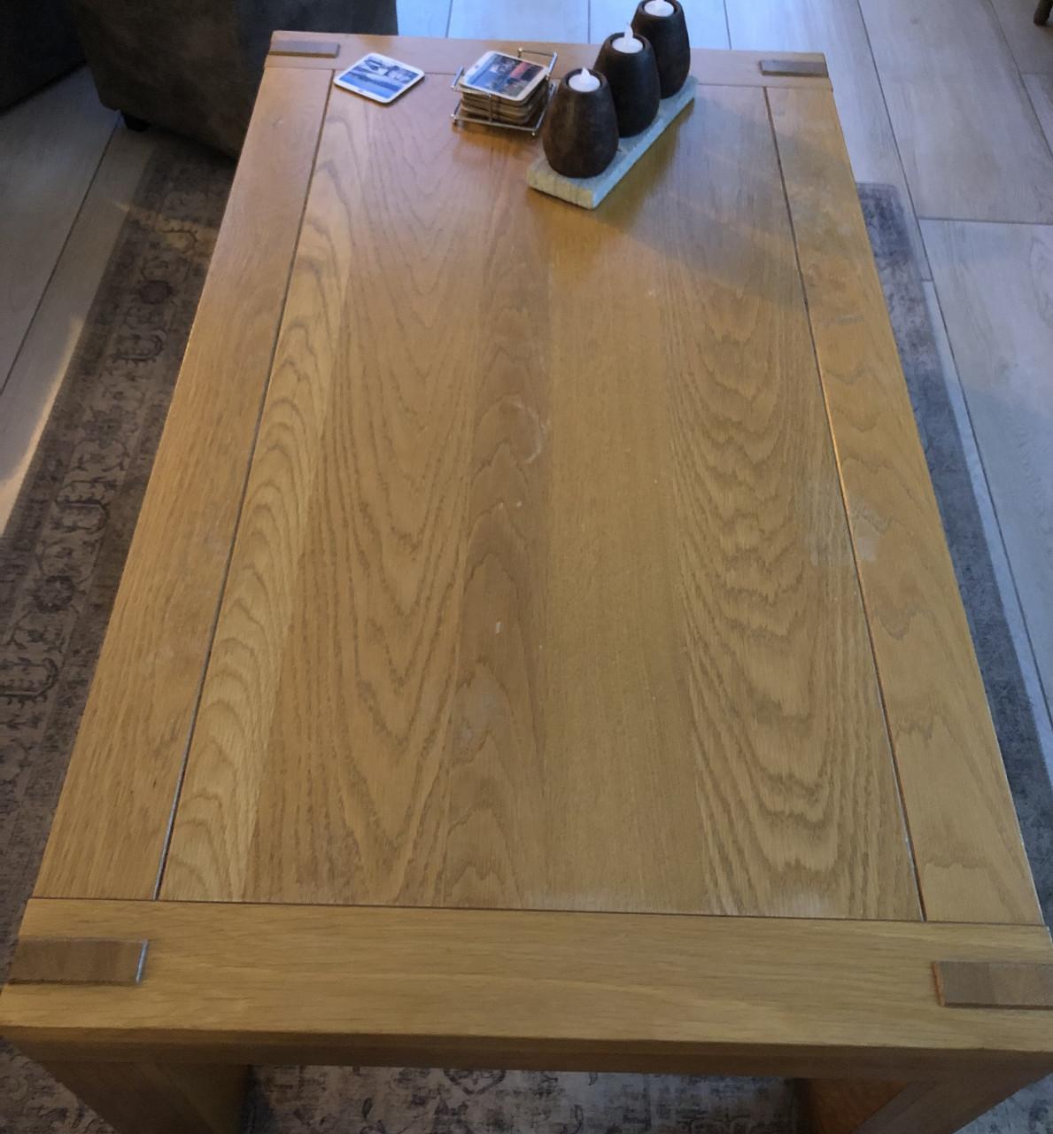 Mooie 2/3 pers bank en kasten tafels stoelen