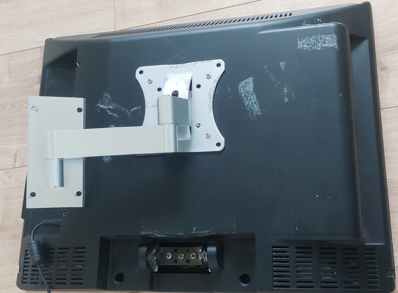 Flatscreen met dvd speler incl. Bevestigingsbeugel 48cmx35cm