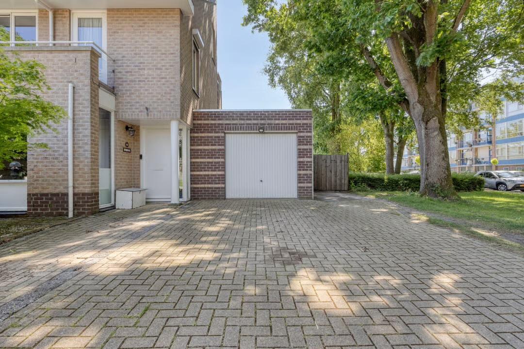 Te Koop! Twee  onder 1 kap hoekwoning Goes Oost