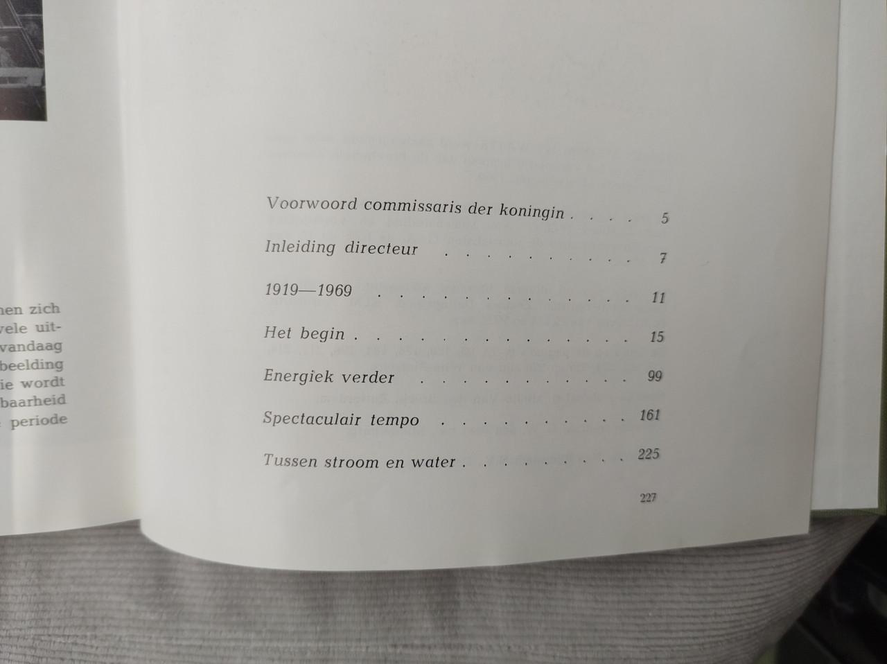 Tussen stroom en water. Boek over 50 jaar PZEM 1919-1969.