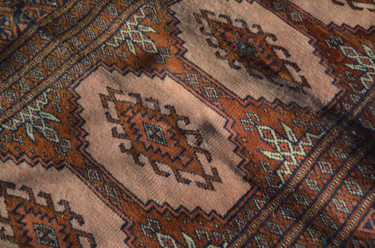 Vintage handgeknoopt kleed in redelijke staat