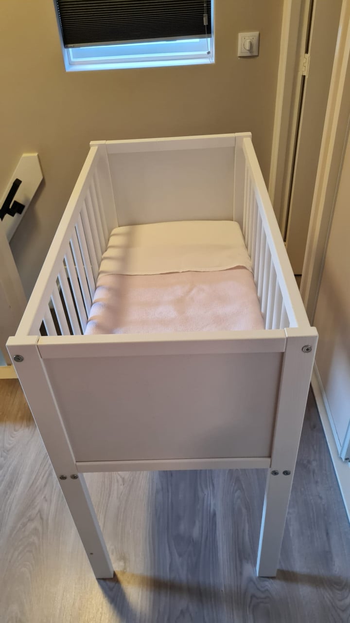 Te koop: wit baby wiegje