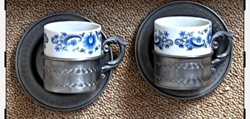 Porseleinen espresso/koffiekopjes met tinnen houders en schotels