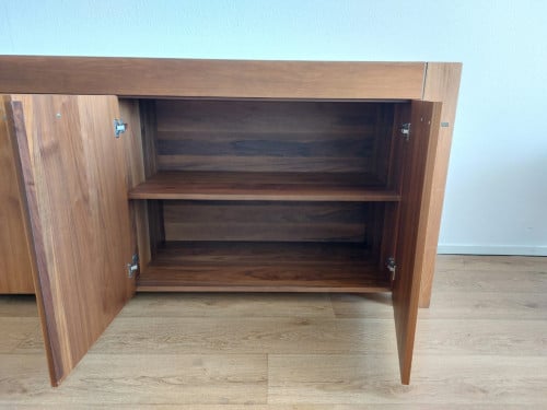 Massief strak en tijdloos notenhouten dressoir