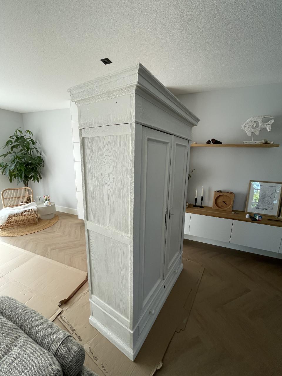 Mooie oude demontabele kledingkast