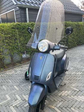 Te koop: blauwe metallic BTC Riva scooter