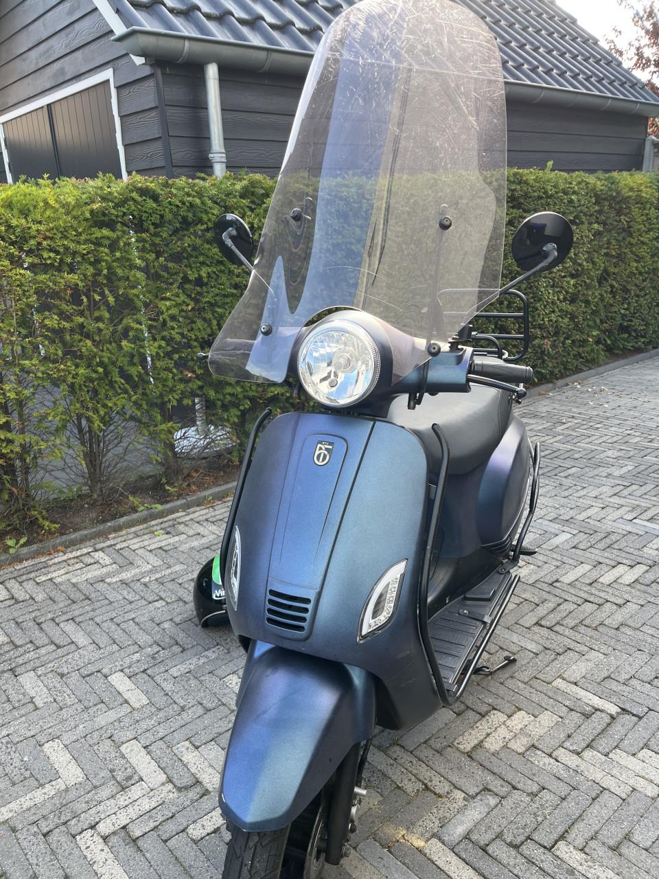 Te koop: blauwe metallic BTC Riva scooter