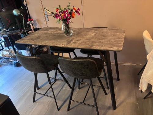 Hoge tafel met stoelen