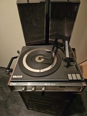 Jaren 60 draagbare Philips 447 Platenspeler met Speakers