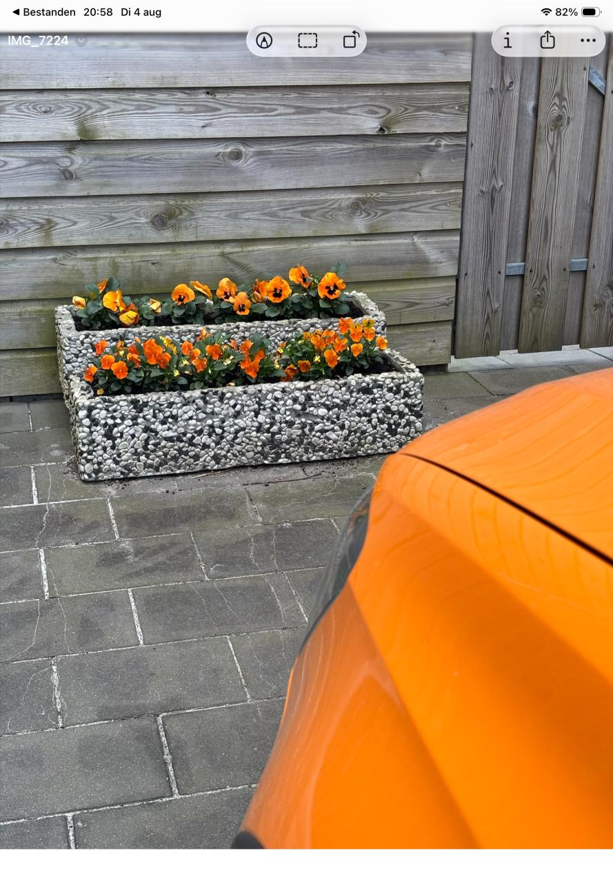 2 plantenbakken kiezelstenen op beton 80cm