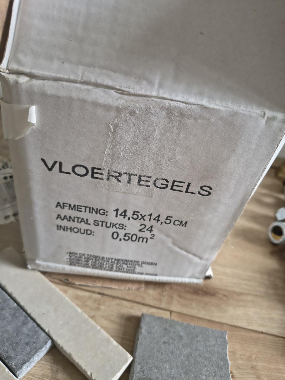 Nieuwe grijs beige bric vloertegel 14,5 x 14,5, 46 stuks.