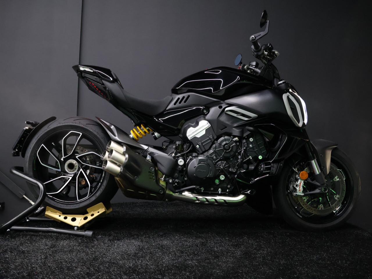 DIAVEL V4 | Carbon + Accessoires (T.w.v. €2680.-)