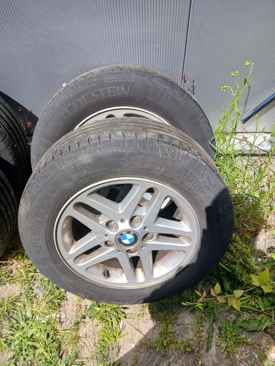 4 Licht Metalen velgen incl. banden, origineel BMW 15 INCH. 200,= euro.