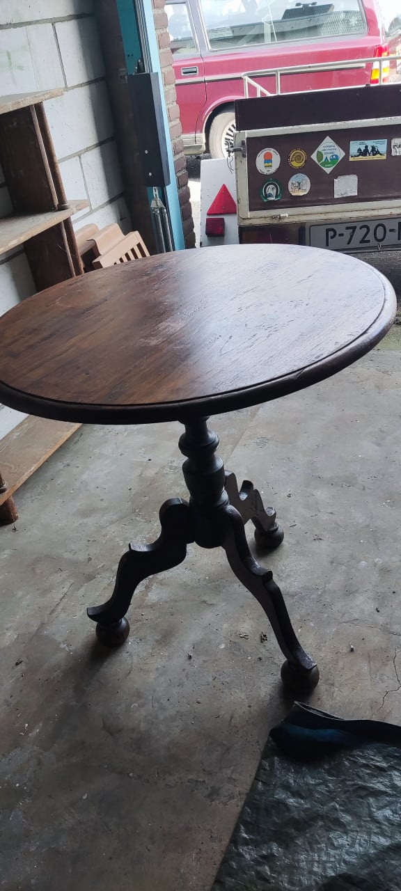 4 Spaanse stoelen met ronde tafel