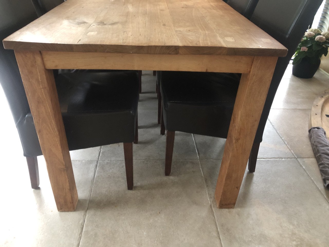 Houten tafel met zes stoelen