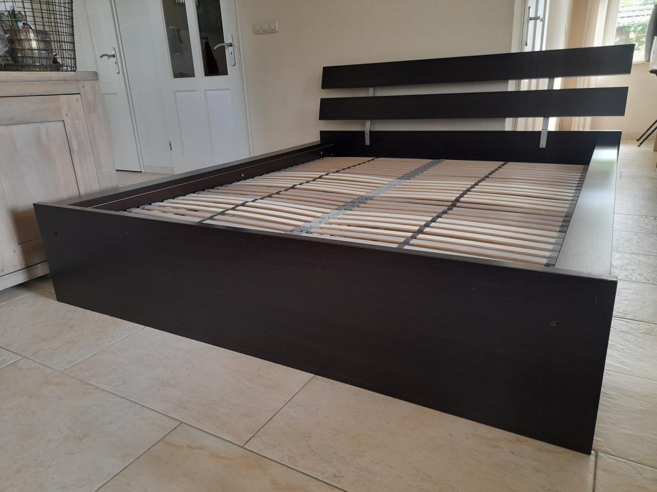 Prachtig 2 P. Bed 160 x 200 (in goede nette staat)  Kleur bruin/zwart