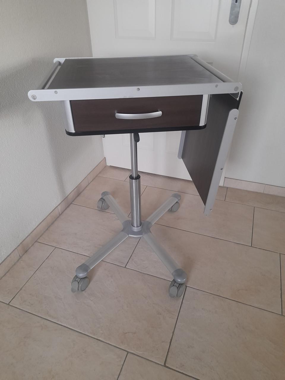 Nachtkastje Völker met verstelbaar tafelblad (verrijdbaar / verstelbaar