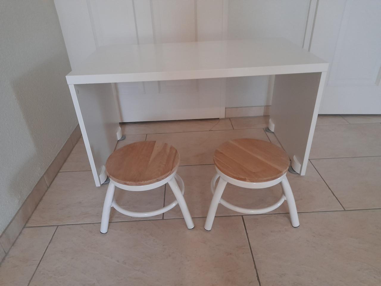 Speeltafeltje met 2 stoeltjes/krukjes (in goede staat )