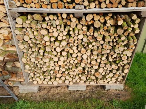 Brandhout diverse soorten rondhout.