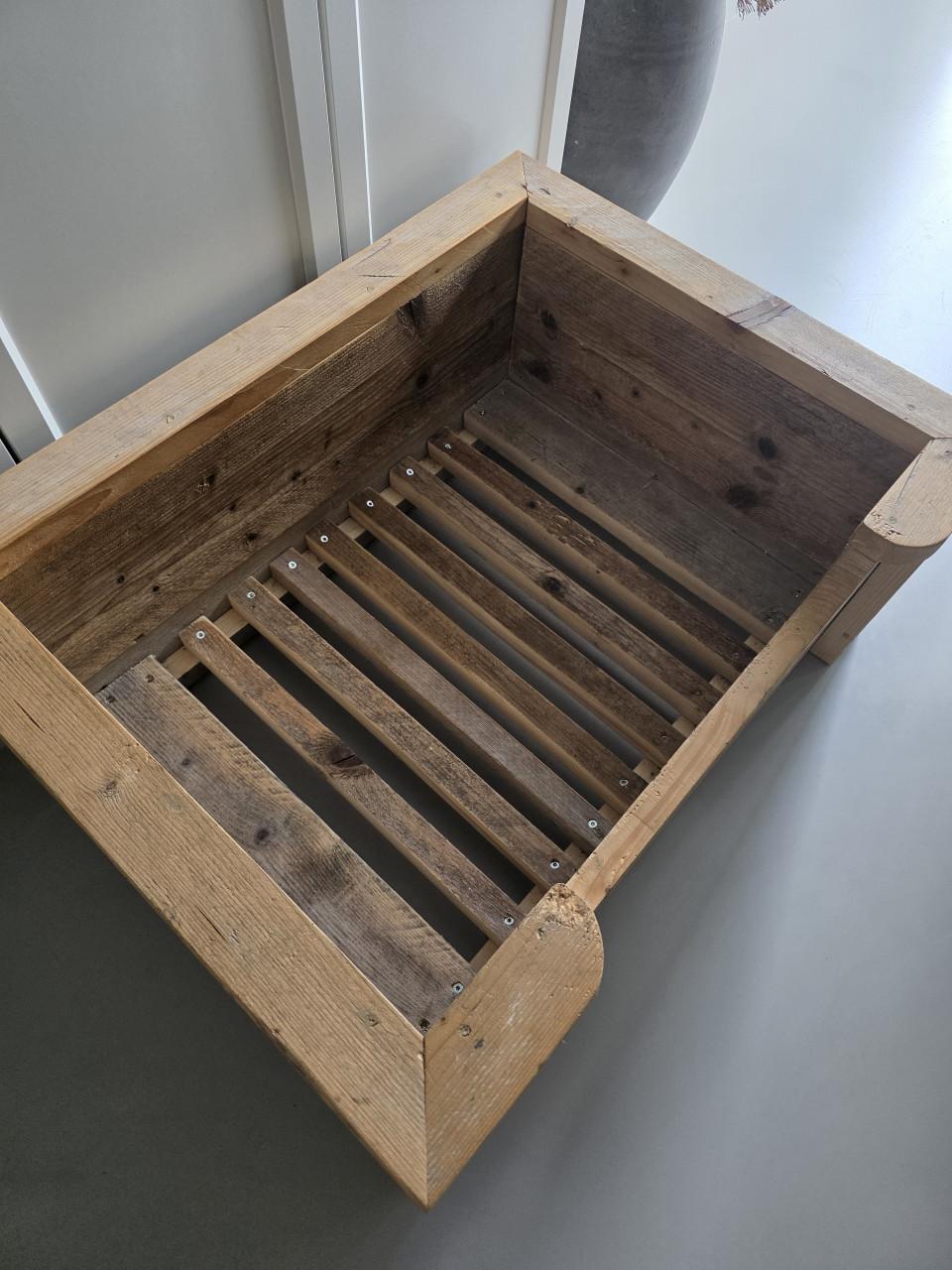 Steigerhouten hondenmand met kussen