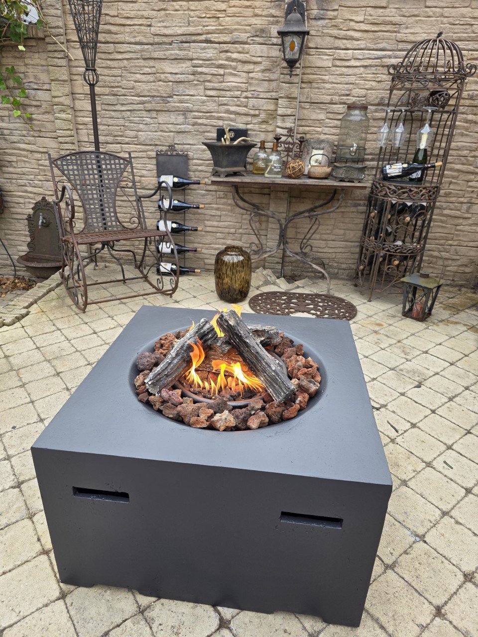 Prachtige Vuurtafel gemaakt van composiet met een stoere betonlook