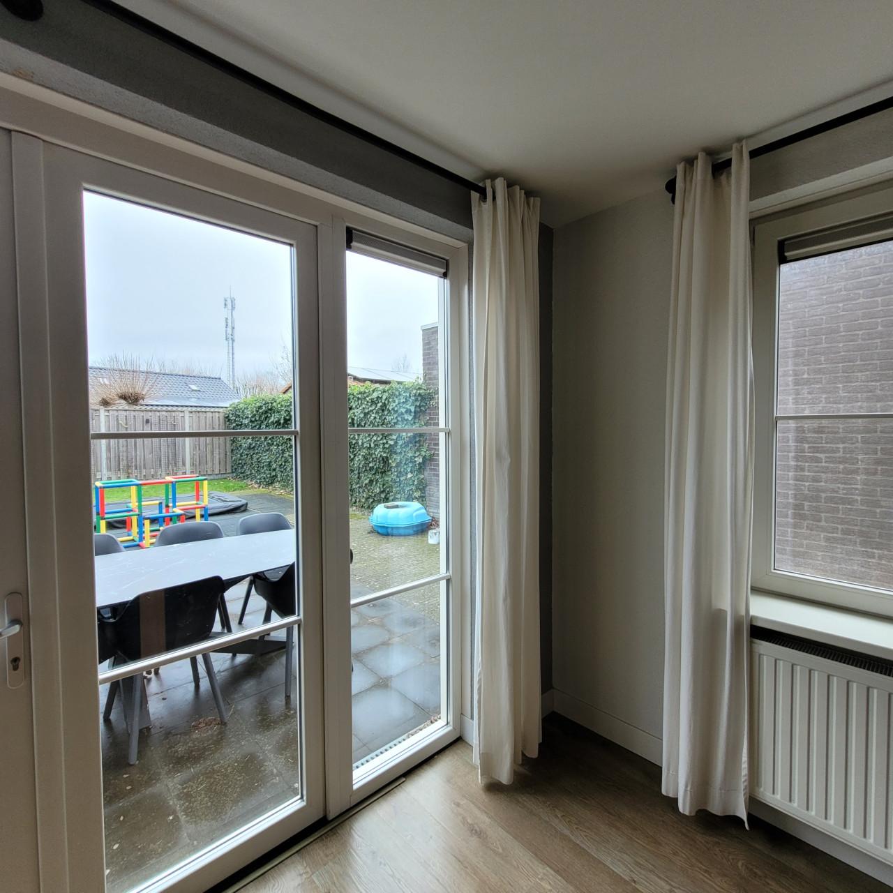 Ringgordijnen crème (250 & 182 cm) + zwarte gordijnrails – setprijs