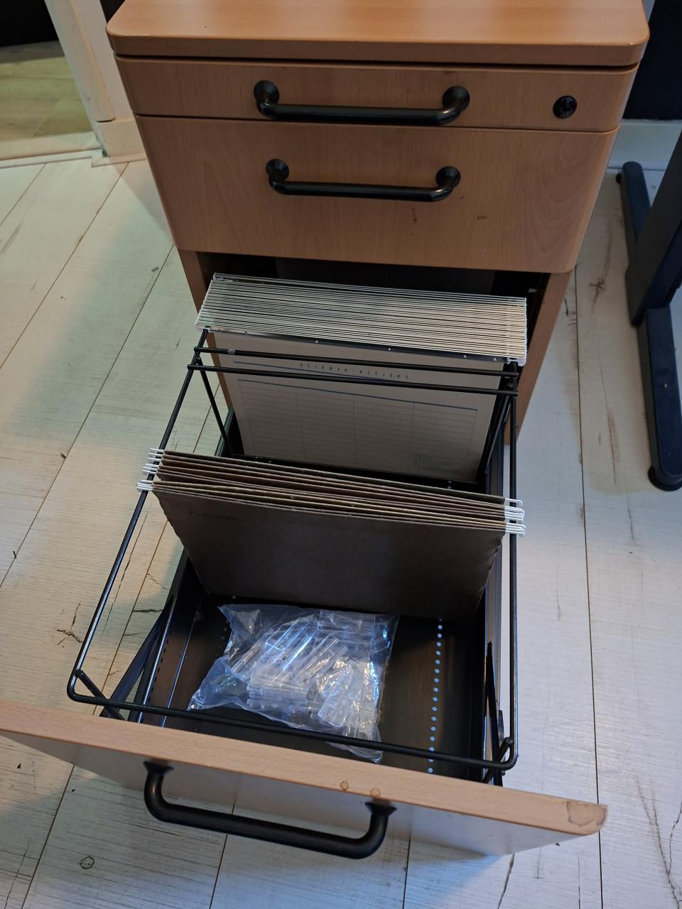 Hoekbureau, ladeblok, 2 roldeurkastjes en stoel