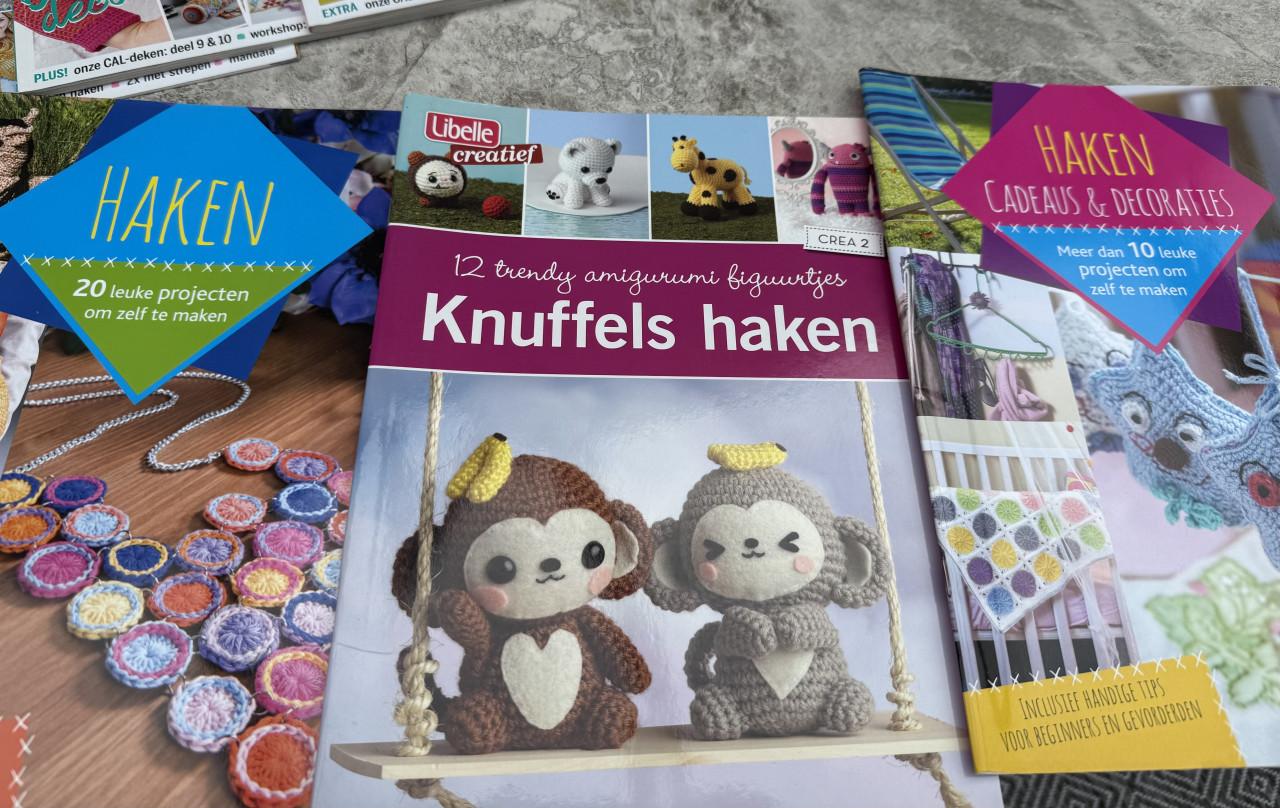 3 Nieuwstaat Haakboek/ 5 Simply haken. zgan.