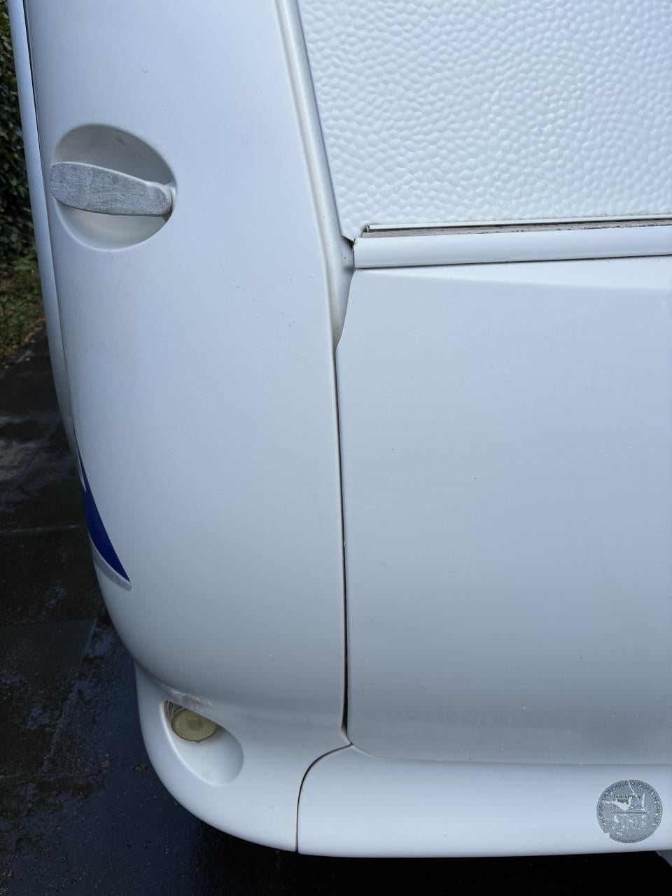 Hobby Excellent Easy met luifel, mover en elektrische uitdraaisteunen.