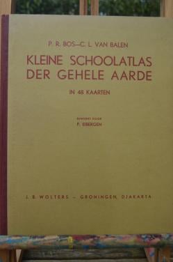 Kleine schoolatlas der gehele aarde in 48 kaarten 1952