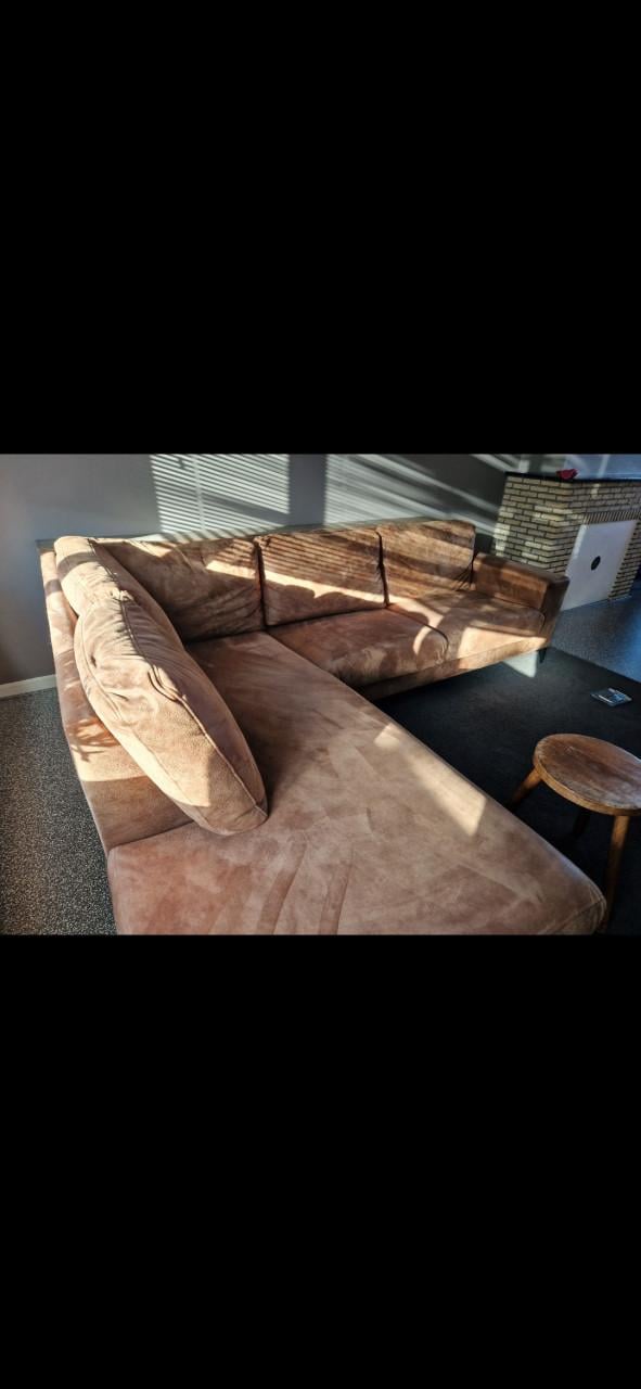 Bank Pronto + houten tafel achter de bank