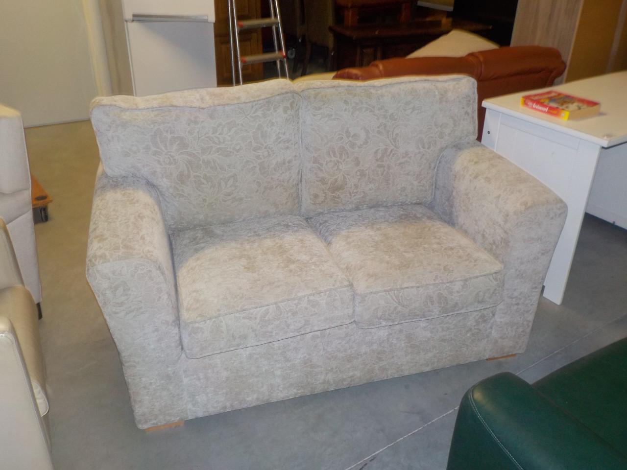 Wat ouder model stoffen bank in zeer goede staat koopje 25 euro
