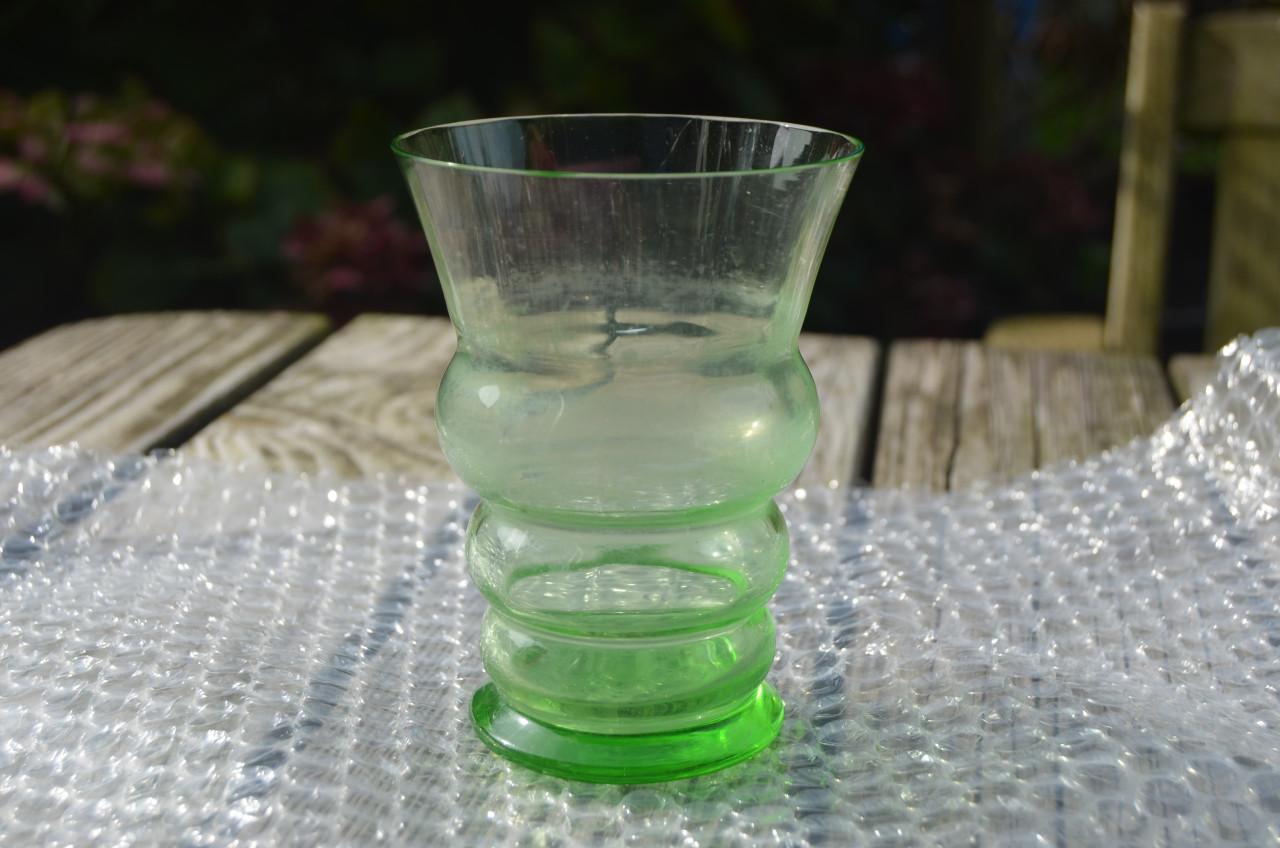 Mooi groen glas/vaasje in gebruikte staat.