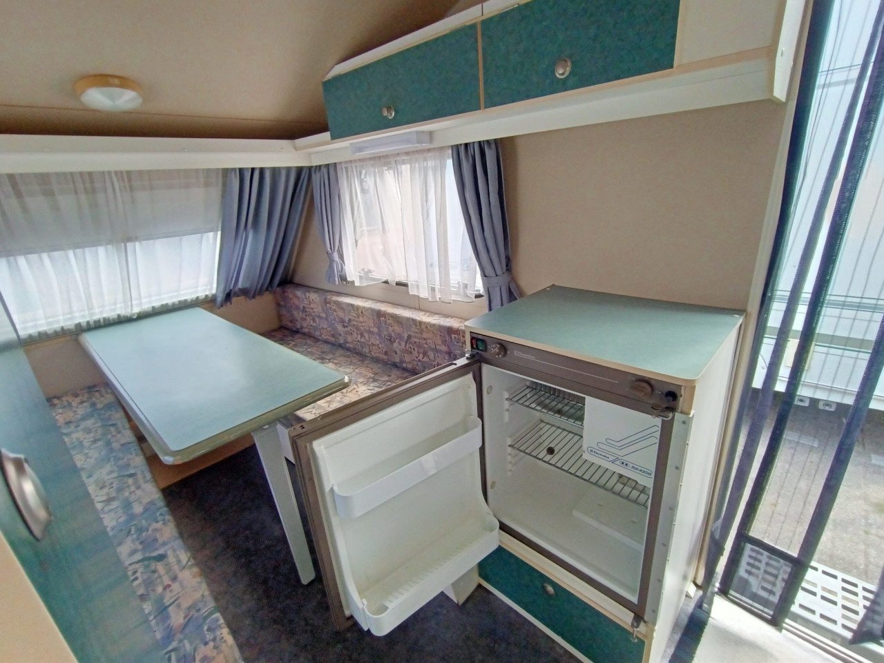 Prachtige Kip Kompakt 370 , 1995 met tent , vast toilet en raamluifels