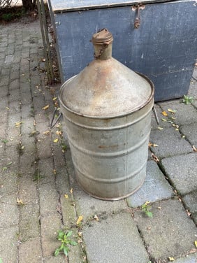 Oud zinken vat