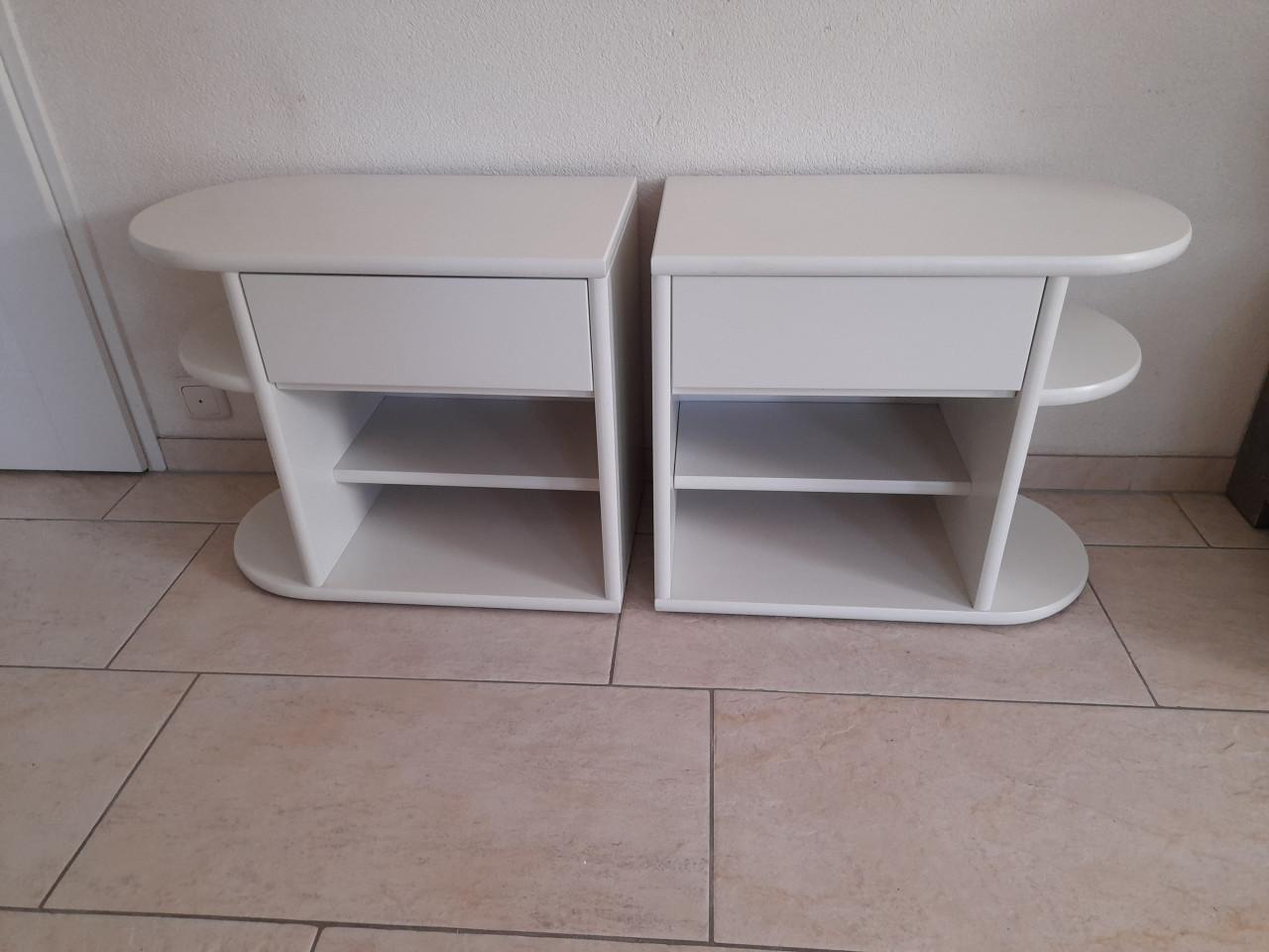 2 Nachtkastjes  63  x 35 x 53H ( in goede nette staat )