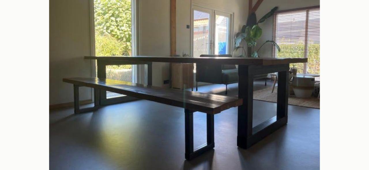 Massief eiken houten eettafel met bijpassende bank