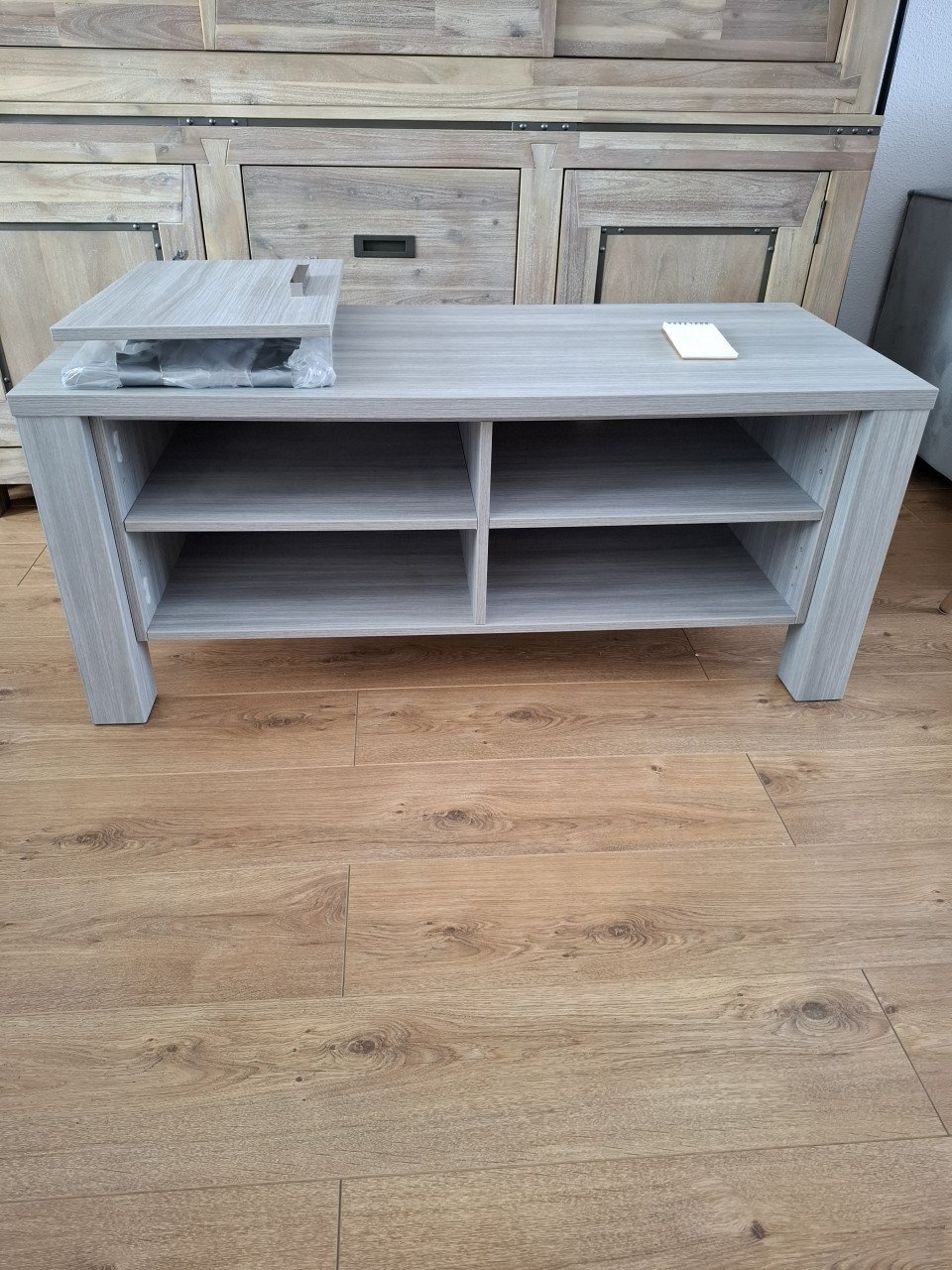 Tv kast + bijbehorende wandplank