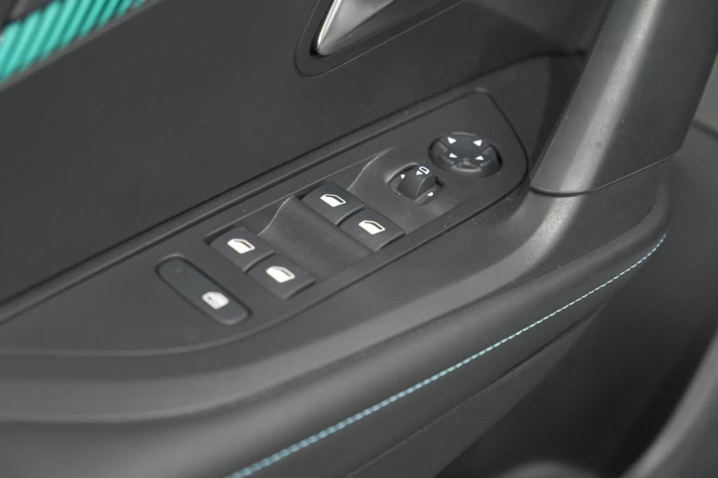 Peugeot 2008 puretech 130 pk allure pack | trekhaak | camera | adaptieve cr