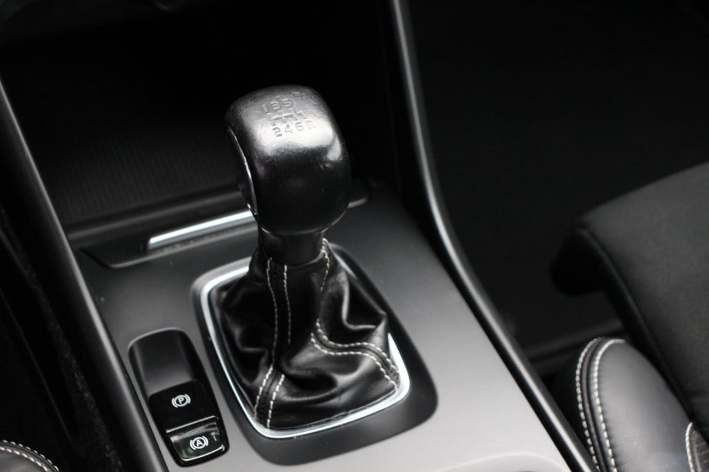 Volvo XC40 1.5 t3 r-design | elec. trekhaak | camera | half leder