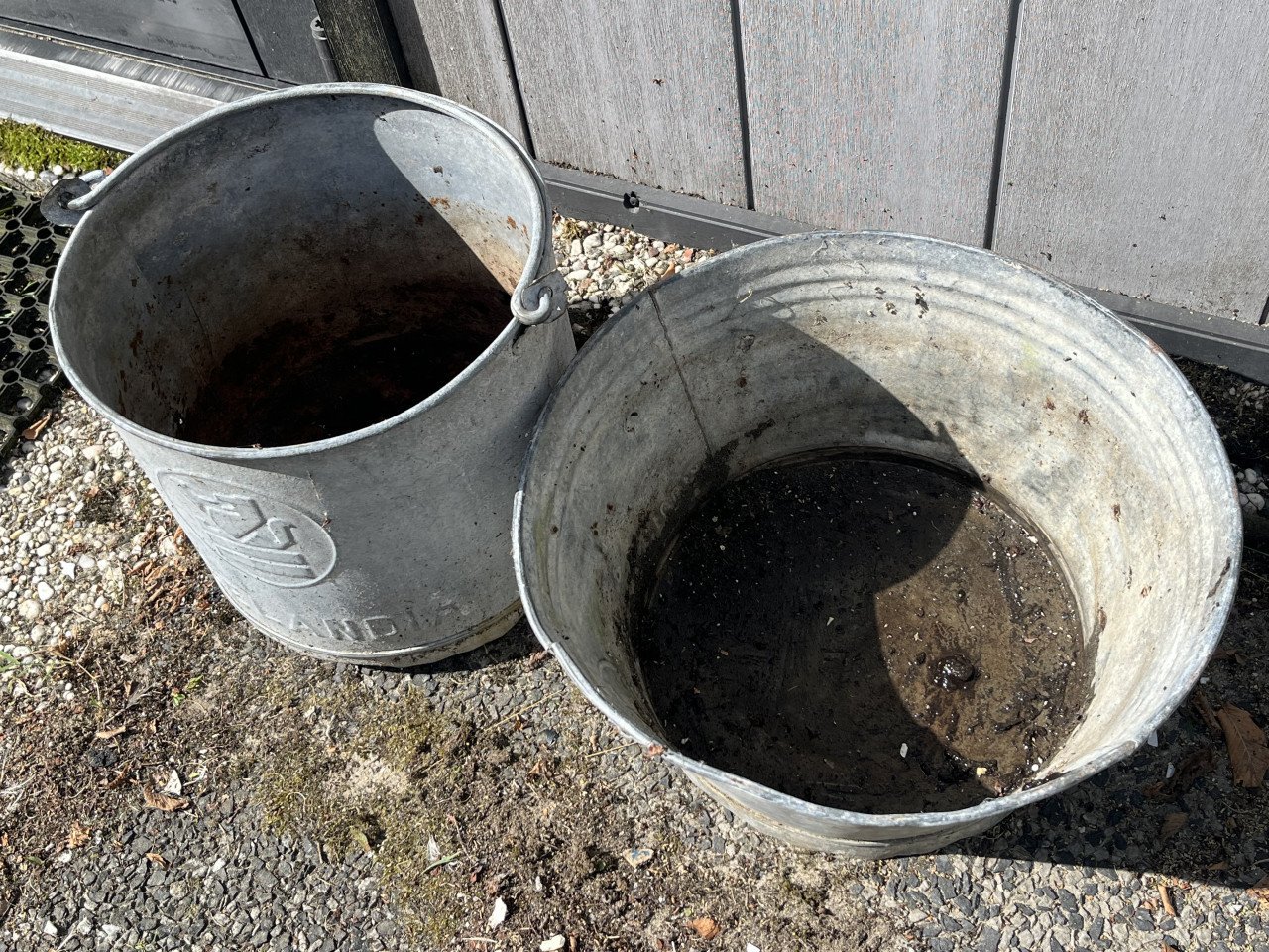 2 metalen emmers Zeelandia Zierikzee