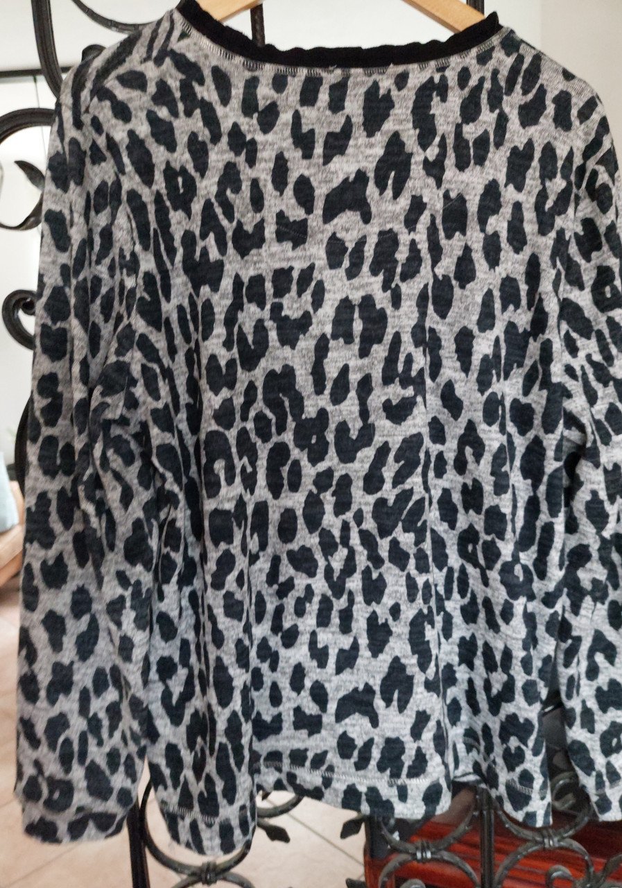 2 damestruien mt M panter/luipaardprint/ roze& grijs
