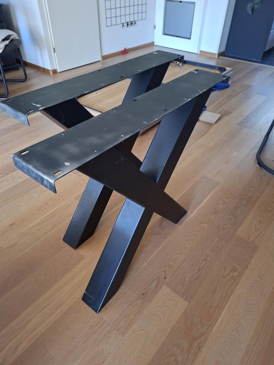 2 stalen X-poten voor onder eettafel