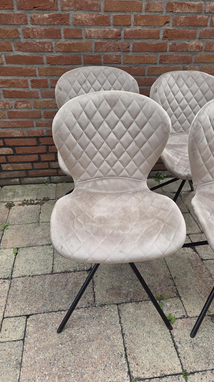 4 nette  eettafel stoelen